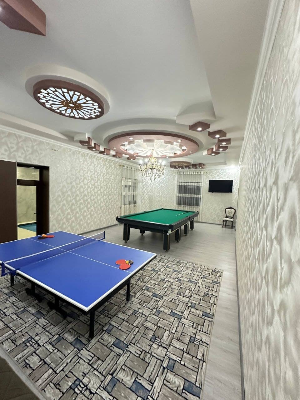 15-guest dacha in Oq-Toshsoy — 4 bedrooms, pool and sauna
